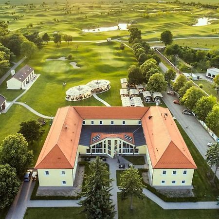 Klaudia'S Hotel & Restaurant At Golf Resort, Bac Samorin Eksteriør billede