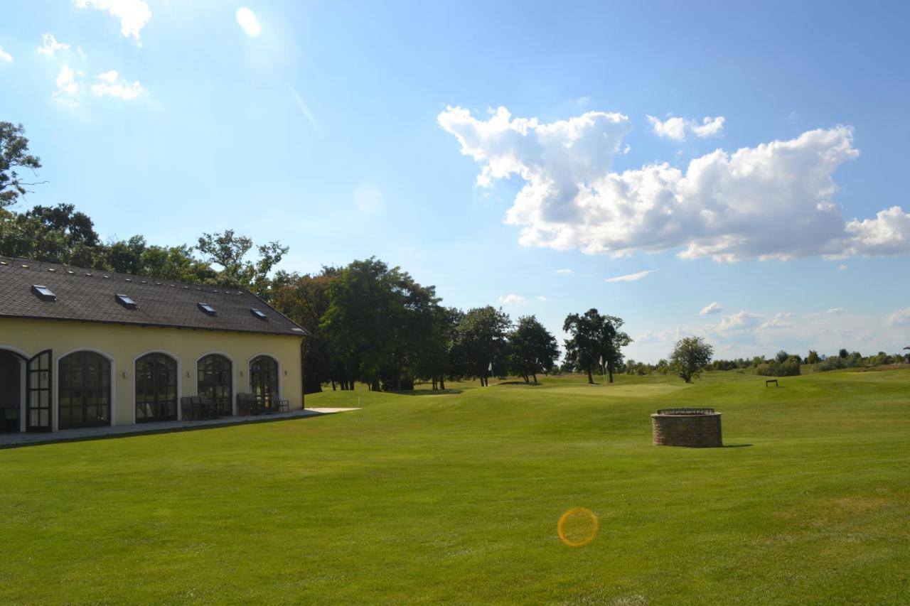 Klaudia'S Hotel & Restaurant At Golf Resort, Bac Samorin Eksteriør billede