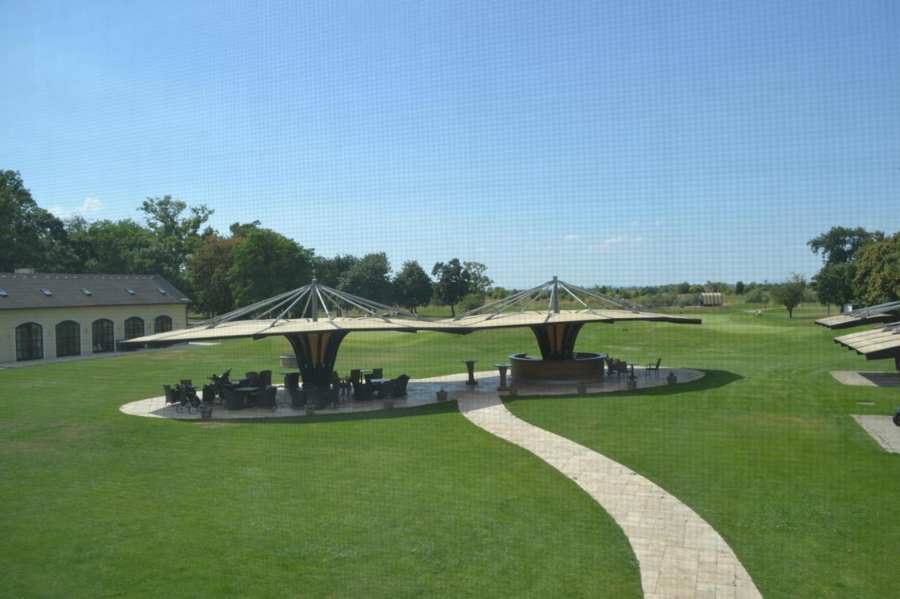 Klaudia'S Hotel & Restaurant At Golf Resort, Bac Samorin Eksteriør billede