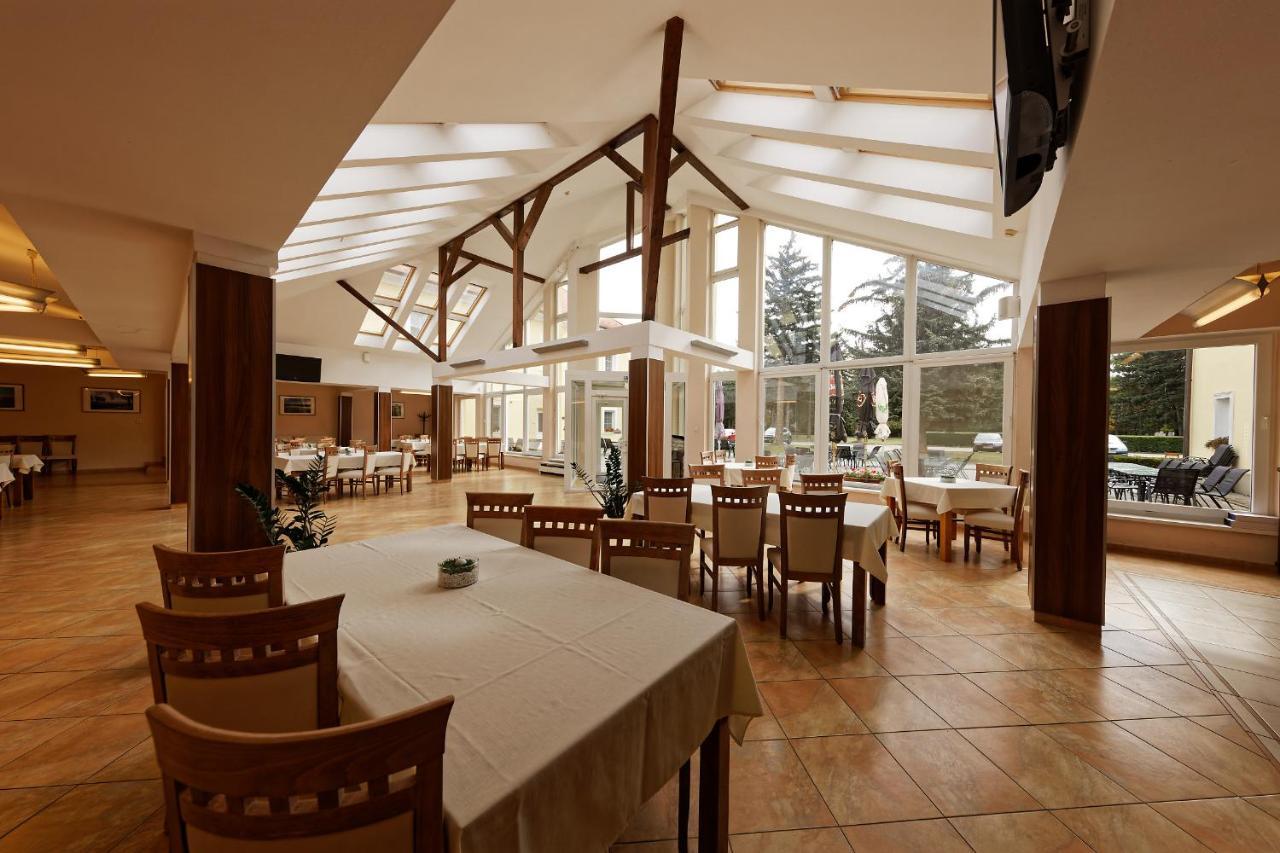 Klaudia'S Hotel & Restaurant At Golf Resort, Bac Samorin Eksteriør billede