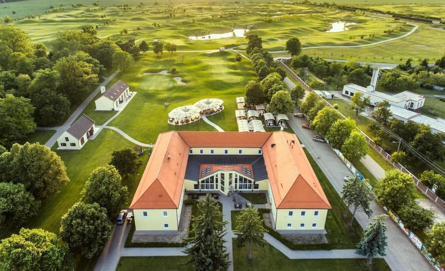 Klaudia'S Hotel & Restaurant At Golf Resort, Bac Samorin Eksteriør billede